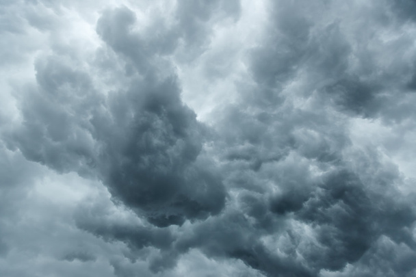Cielo nublado gris tormentoso
 - Foto, Imagen