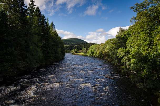 青い空の日に森の川,スコットランド,イギリス - 写真・画像