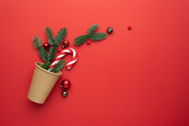 ツリーの装飾、モミの枝や赤い背景にお祝いの装飾を持つクリスマスカード - 写真・画像