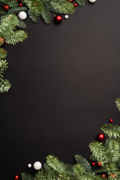 Sfondo nero di Natale con cornice decorativa. Layout piatto, vista dall'alto e spazio di copia per il testo - Foto, immagini