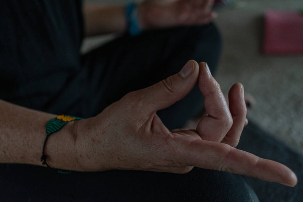 mujer medita en una posición de loto - Foto, Imagen