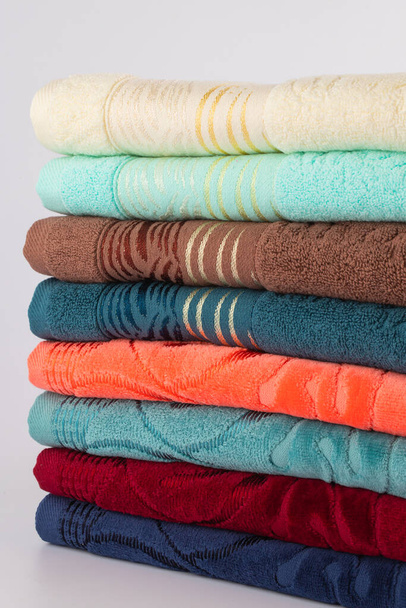 värillinen kylpyamme puuvilla pyyhe, pehmeä frotee kangas, rakenne - Valokuva, kuva
