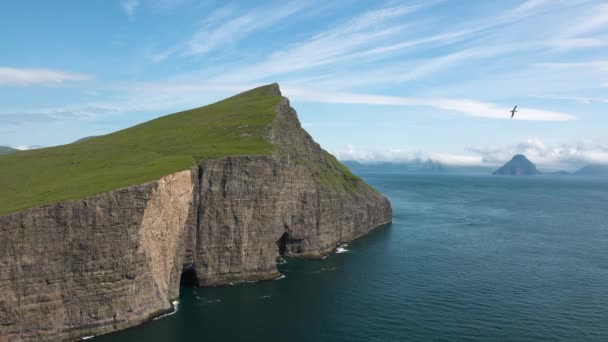 Utazás az Atlanti-óceán szigeteire. A Feröer szigetek természete. A Feröer-szigetek lélegzetelállító természete. - Felvétel, videó