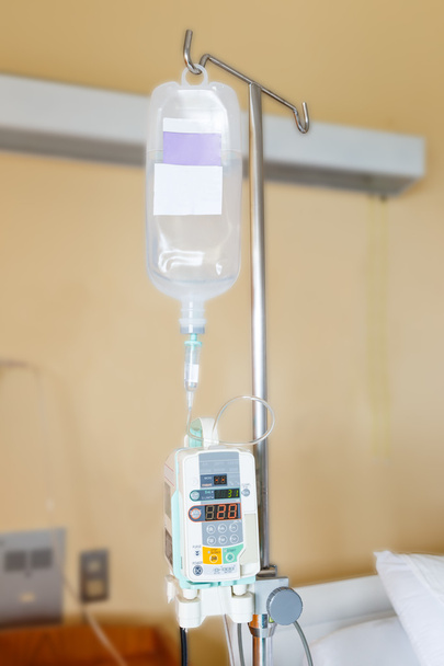 infusiepomp opknoping op iv paal  - Foto, afbeelding
