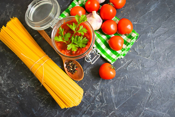 rajčatová pasta, suché těstoviny na betonovém pozadí  - Fotografie, Obrázek