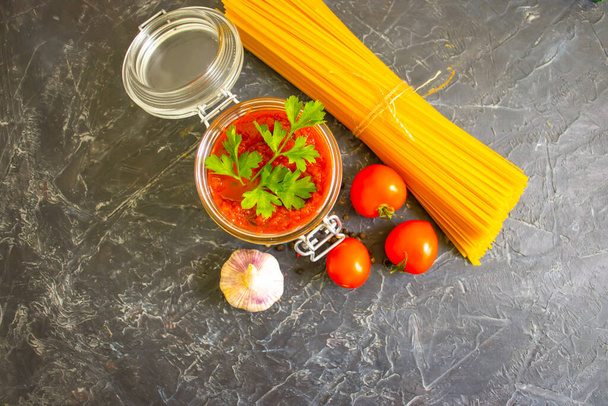 pasta de tomate, pasta seca sobre un fondo de hormigón  - Foto, Imagen