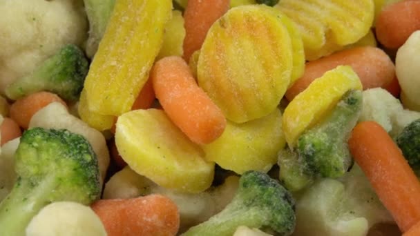 Friss fagyasztott zöldség háttér, egészséges étel vagy diétás étel vegetáriánusok és vegánok számára, fagyasztott karfiol, brokkoli és bébirépa - Felvétel, videó