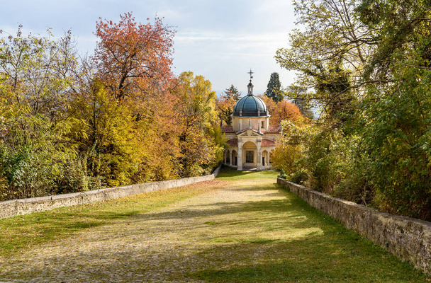 Der Rosenkranzweg mit den Kapellen des Heiligen Berges von Varese, Lombardei, Italien - Foto, Bild