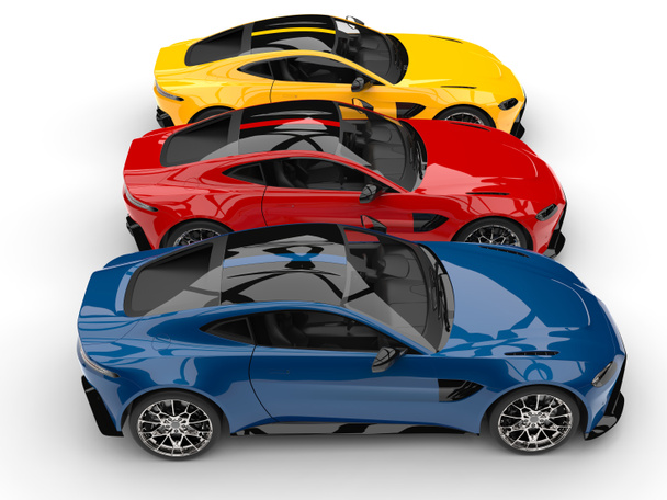 Niebieski, czerwony i żółty nowoczesne samochody sportowe obok siebie - widok z góry - Zdjęcie, obraz