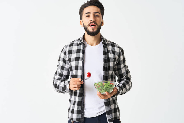 homme gai dans une assiette chemise à carreaux avec salade nourriture saine - Photo, image