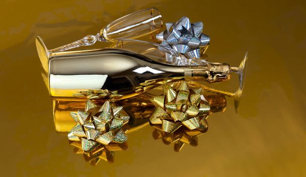 Feliz Ano Novo com uma garrafa não aberta de champanhe, copos e arcos de presente em um fundo de ouro brilhante  - Foto, Imagem
