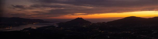 Panoramisch uitzicht op de miljoen rivier, de berg Santa Tecla en de steden van de Rosal en A Guarda vanaf het "nio do corvo" uitkijkpunt 's nachts. - Foto, afbeelding