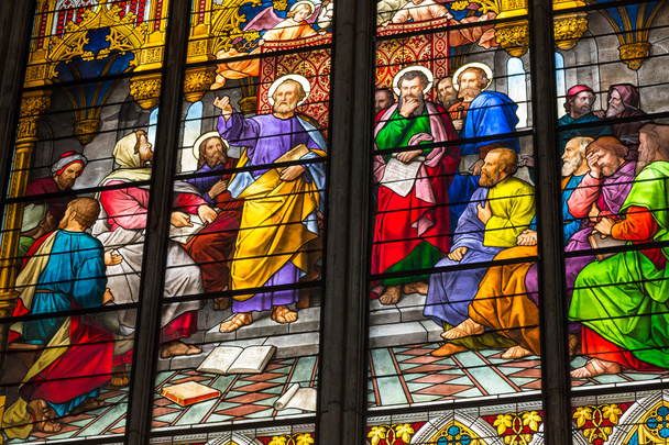 COLOGNE, GERMANIA - 26 AGOSTO: vetrata con tema Pentecoste nella cattedrale il 26 agosto 2014 a Colonia
 - Foto, immagini