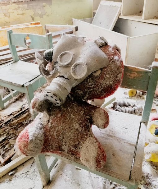 Jouets pour enfants recouverts de poussière et de débris dans les ruines d'une maison abandonnée.  - Photo, image