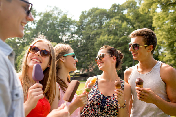 група усміхнених друзів з морозивом на відкритому повітрі
 - Фото, зображення