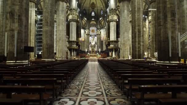 Decoração interior rica do Duomo. Milão, Itália - Filmagem, Vídeo