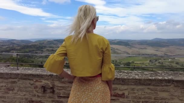 turysta w Montepulciano we Włoszech - Materiał filmowy, wideo