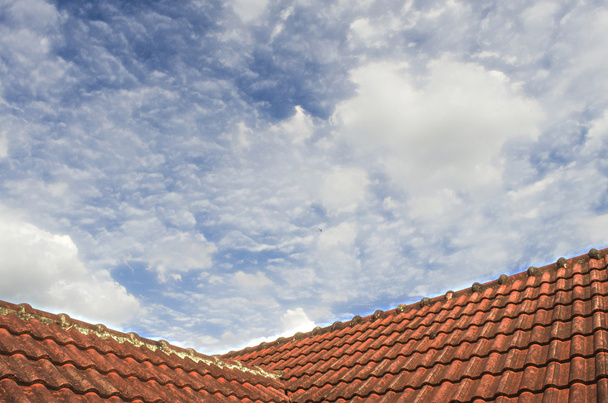 kabarık bulut mavi gökyüzü ile döşenmiş çatı - Fotoğraf, Görsel