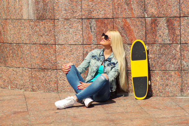 κορίτσι στο σακάκι με skateboard - Φωτογραφία, εικόνα