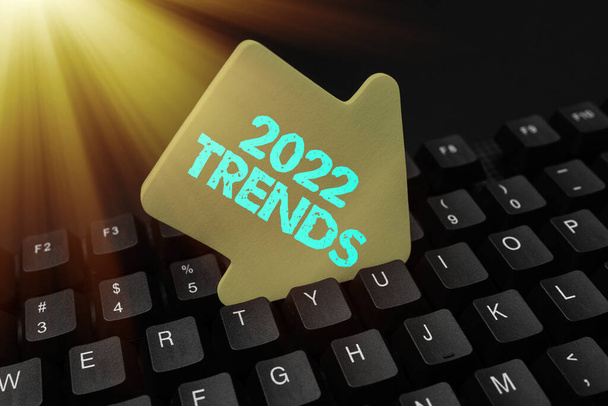 Konzeptionelle Darstellung 2022 Trends. Geschäftskonzept allgemeine Richtung, in die sich etwas entwickelt oder ändert Programmierer Erstellen neuer Software, Coder Typing Programming Language - Foto, Bild