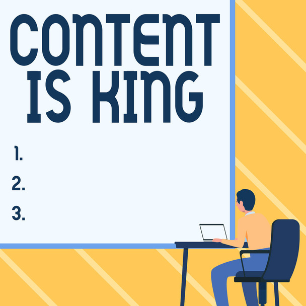 Rukopis Content Is King. Obchodní přehled marketing zaměřený na rostoucí viditelnost neplacené výsledky vyhledávání Muž sedí křeslo pomocí notebooku umístěn na stůl s velkou prázdnou deskou. - Fotografie, Obrázek