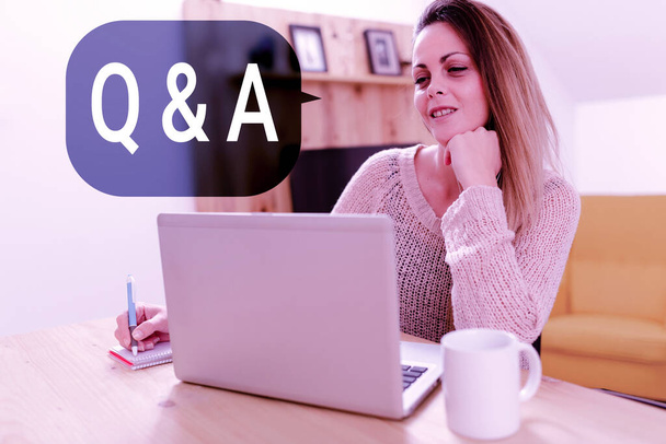 手書きの記号QとA。人が質問をし、別の人がそれらに答えるビジネスアプローチソーシャルメディアの影響力オンラインプレゼンス、ビデオブログのアイデアの作成 - 写真・画像