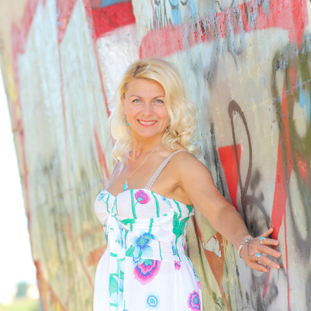 Blonde senior sur fond de graffiti
 - Photo, image