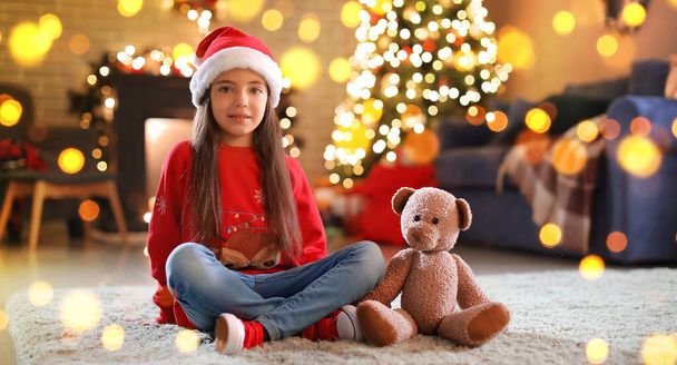 Noel arifesinde evde oyuncak taşıyan tatlı bir kız. - Fotoğraf, Görsel