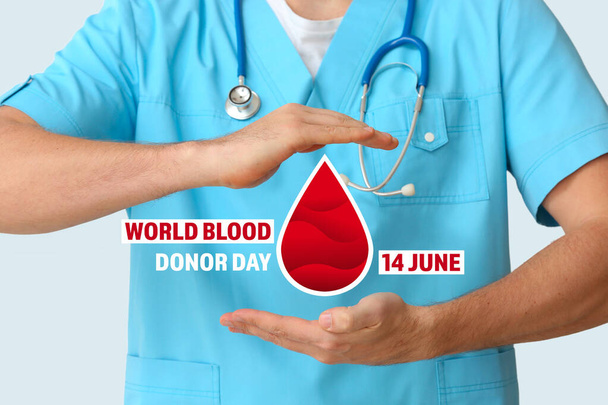 Médico varón sobre fondo claro, primer plano. Día Mundial del Donante de Sangre - Foto, Imagen