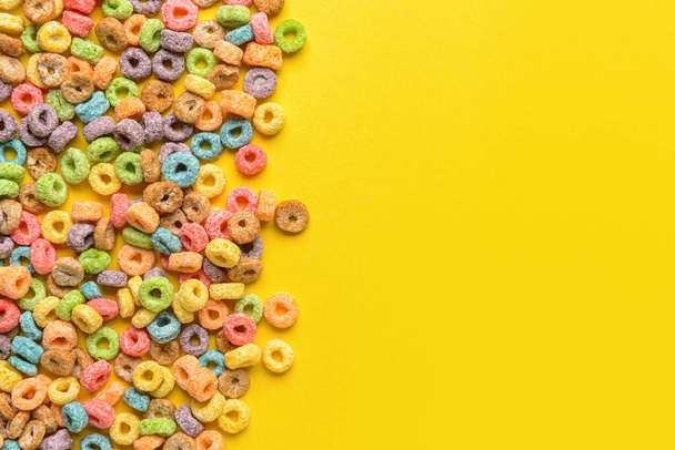 Crunchy corn flakes rings on color background - Фото, зображення