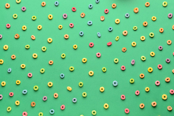 Croccante fiocchi di mais anelli su sfondo di colore - Foto, immagini