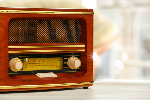Ricevitore radio vintage sul tavolo in camera - Foto, immagini