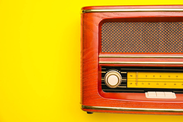 Receptor de radio vintage sobre fondo de color - Foto, Imagen