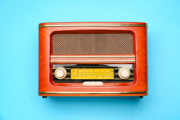 Vintage radio receiver on color background - Foto, Bild