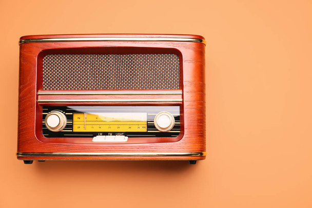 Vintage radio receiver on color background - Foto, Imagen