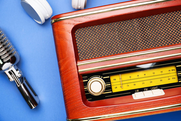Récepteur radio rétro avec microphone et écouteurs sur fond couleur - Photo, image