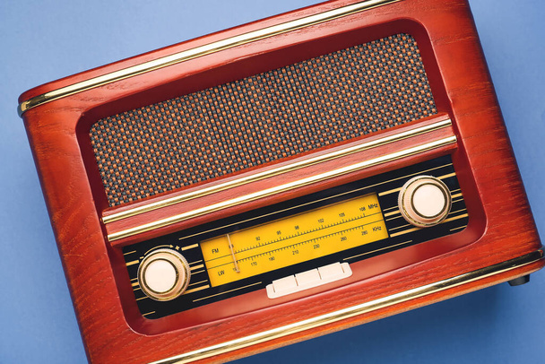 Vintage radio ontvanger op kleur achtergrond - Foto, afbeelding