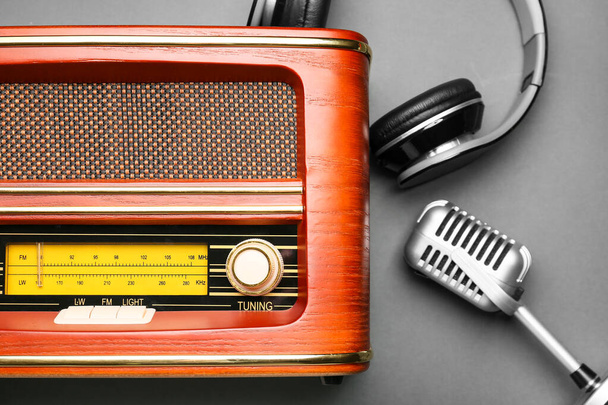 Récepteur radio rétro avec microphone et écouteurs sur fond gris - Photo, image