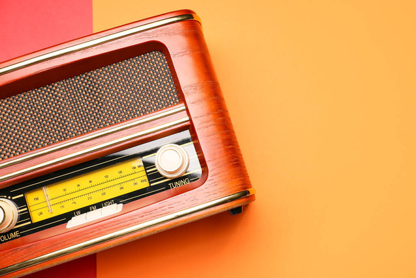 Receptor de radio vintage sobre fondo de color - Foto, Imagen