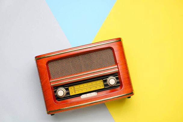 Vintage rádió vevő színes háttér - Fotó, kép