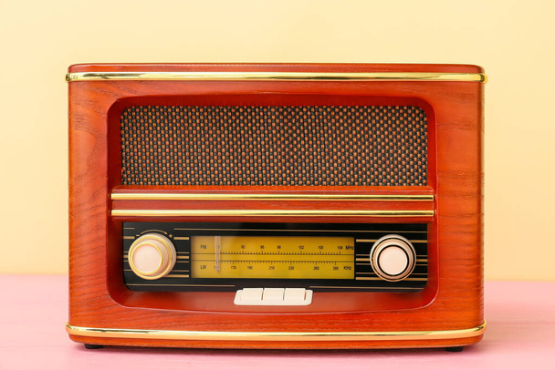 Vintage ραδιοφωνικός δέκτης σε έγχρωμο φόντο - Φωτογραφία, εικόνα