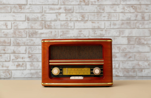 Vintage radio receiver on table in room - Foto, Bild