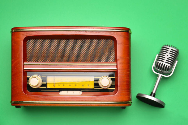 Retro-Radioempfänger mit Mikrofon auf farbigem Hintergrund - Foto, Bild