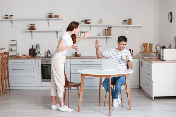 Giovane coppia litigando in cucina - Foto, immagini