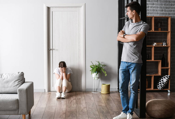 Zdenerwowany młody mężczyzna po kłótni ze swoją dziewczyną w domu - Zdjęcie, obraz