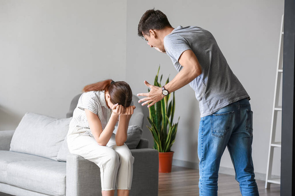 Junger Mann streitet mit seiner Frau zu Hause - Foto, Bild