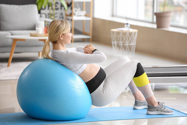 Sporty mulher grávida treinando com fitball em casa - Foto, Imagem
