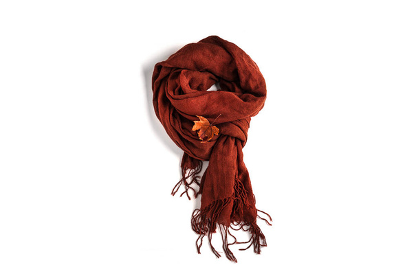 Коричневый вязаный шарф с бахромой изолирован на белом фоне. - Фото, изображение