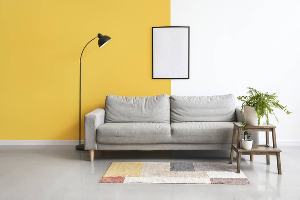Sisustus tyylikäs olohuone harmaa sohva, lamppu ja tyhjä runko - Valokuva, kuva