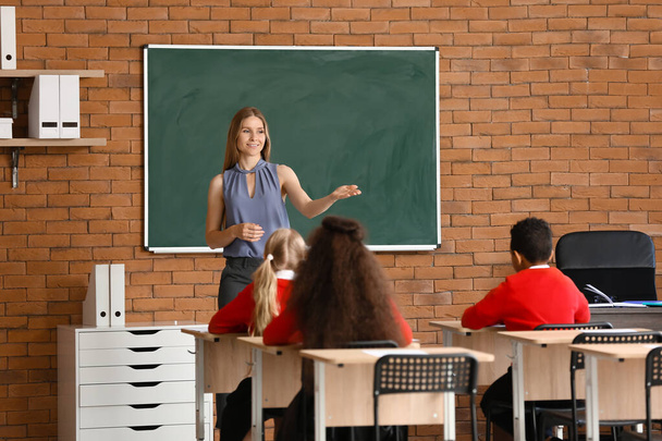Teacher conducting lesson in classroom - Foto, imagen